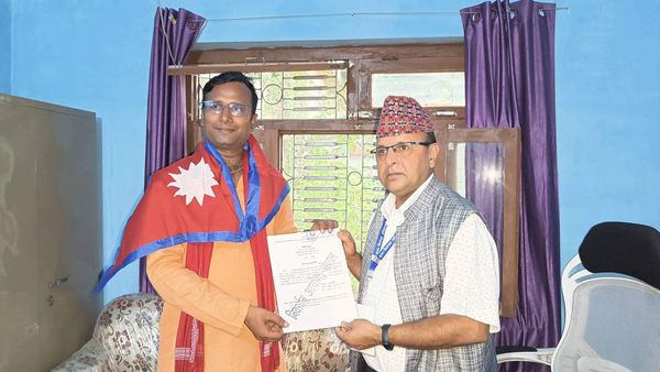 बालेनको लौरो छाप सहित नेता ओमप्रकाश सर्राफको उम्मेदवारी दर्ता
