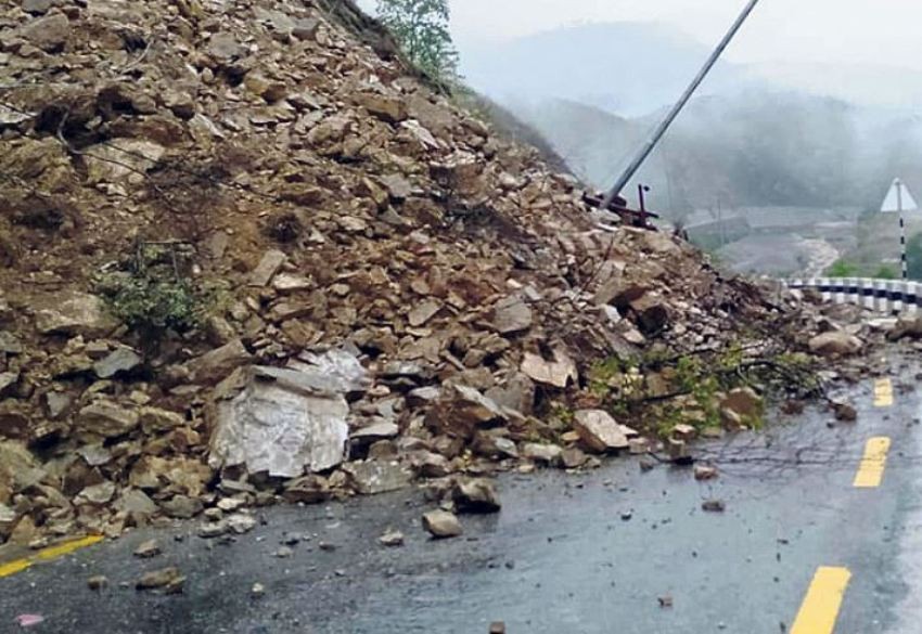 इटलीमा भारी वर्षापछि आएको बाढी र पहिरोले पुरिदा धेरै मृत्यु