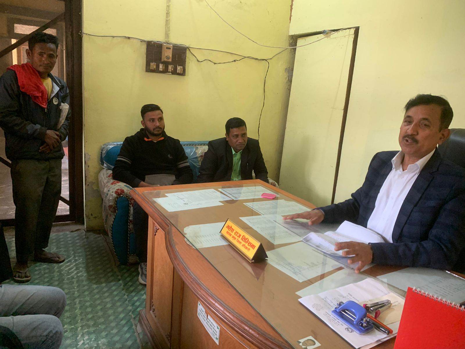 सेवा ग्राहीलाई सरल र सहज सेवा प्रदान गर्न परिवर्तनको लागि राजनीतिक समूह द्धारा जिल्ला प्रसाशन कार्यलय पर्साको ध्यानकर्षण