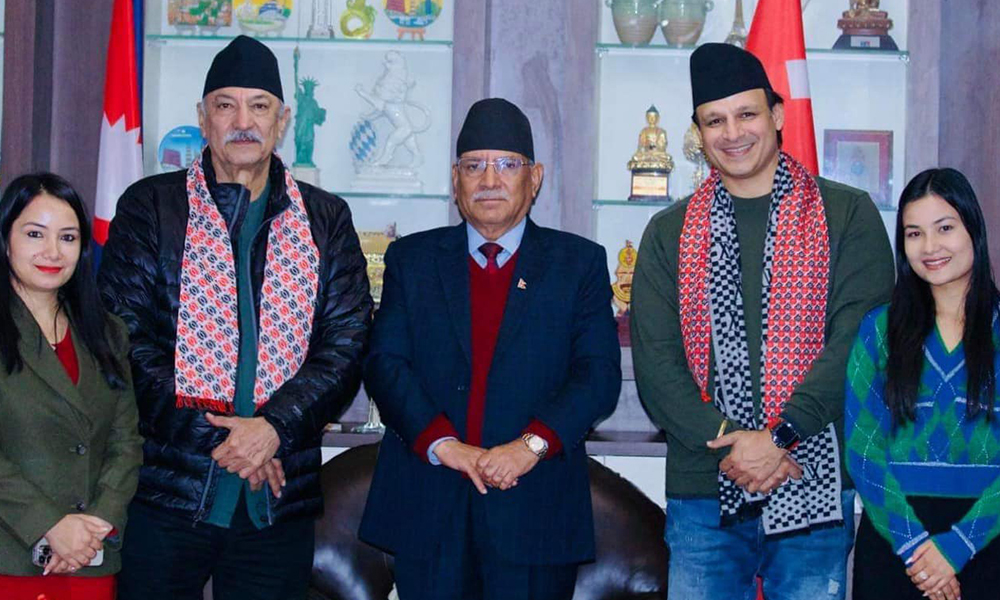 नेपाल भ्रमणमा रहेका भारतीय अभिनेता विवेक ओबराय माओवादी अध्यक्ष प्रचण्डलाई भेटे