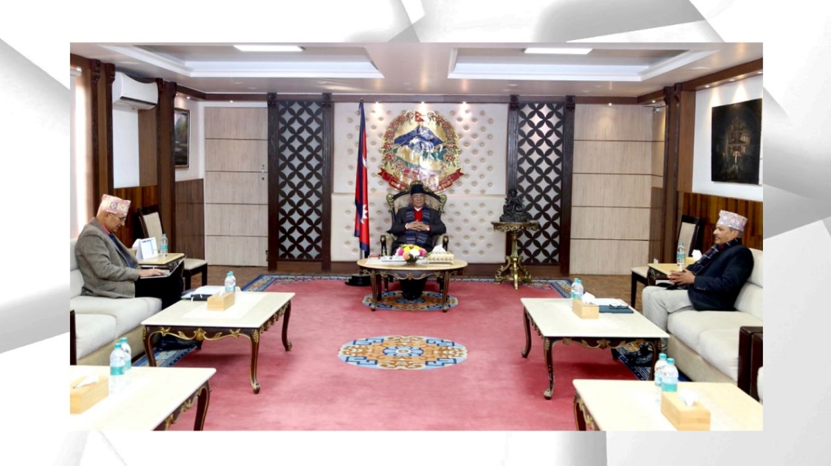 प्रधानमन्त्री दाहालले अर्थतन्त्र अवस्था बारे अर्थमन्त्री विष्णु पौडेल र नेपाल राष्ट्र बैंकका गभर्नर महाप्रसाद अधिकारीसँगको छलफल