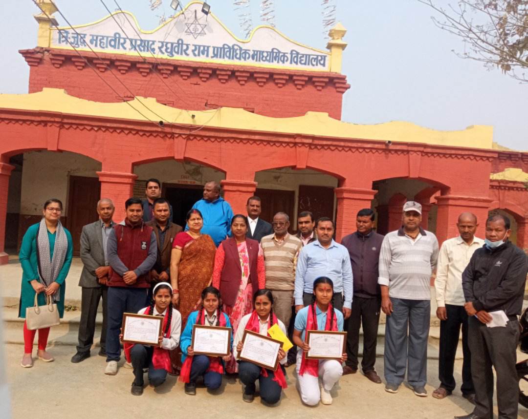 अवध नारायाण उमा देबी मेमोरियल फाउडेशन द्वारा कक्षा ८ मा अध्यनरत ४ छात्रालाई छात्रवृत्ति