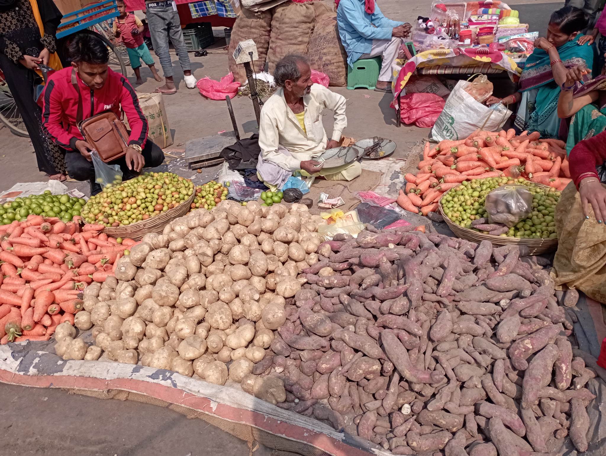 माहाशिवरात्री पर्वकालागी पुजाँ सामाग्री किनमेल गर्नेको वीरगञ्ज बजारमा चहलपहल बढयो,व्यपारीले मनोरी मुल्यमा सामान बेचेको स्थानियको गुनासो
