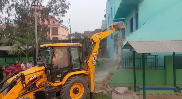 माईराम पोखरी अतिक्रमण गरेर निर्माण गरिएका संरचनामा महानगरको डोजर चल्यो