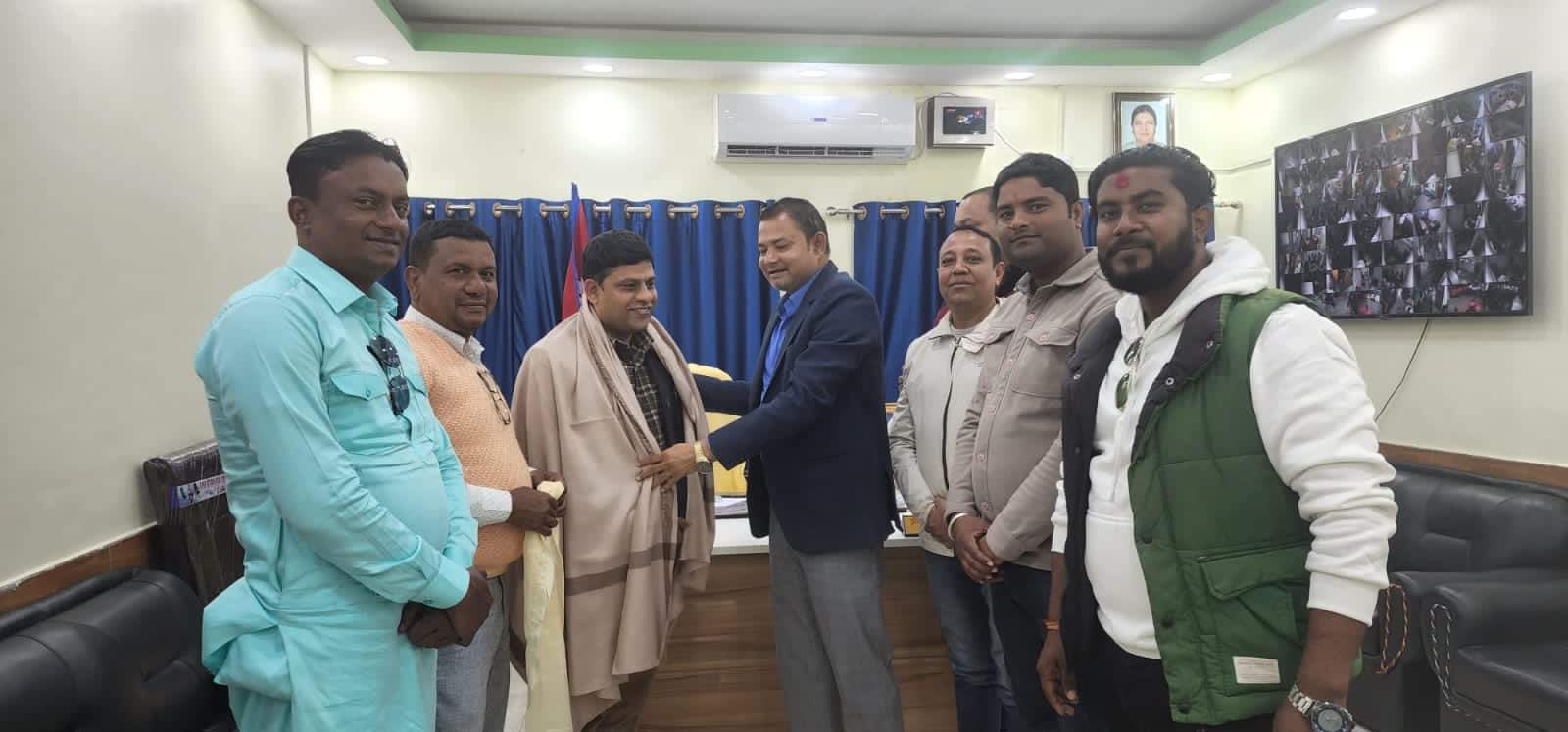 उप-मेयर आलम द्वारा निर्वाचित बार एसोसिएसन पर्साका अध्यक्ष पोखरेललाई सम्मानित