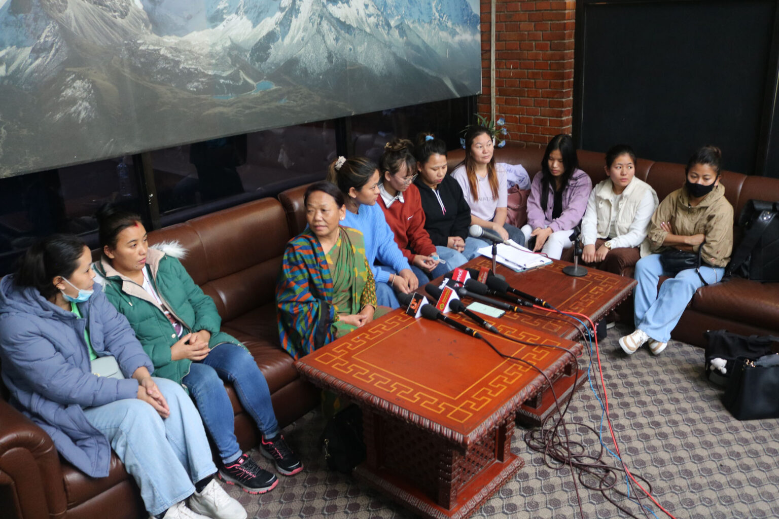 विदेशमा अलपत्र नौ नेपाली महिलालाई  स्वदेश फर्काइयो