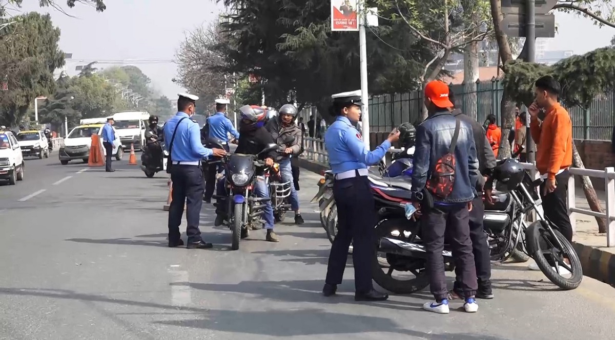 साेमबार होली मनाउन सुरु भएसँगै ट्राफिक प्रहरीले चेकजाँचमा कडाई