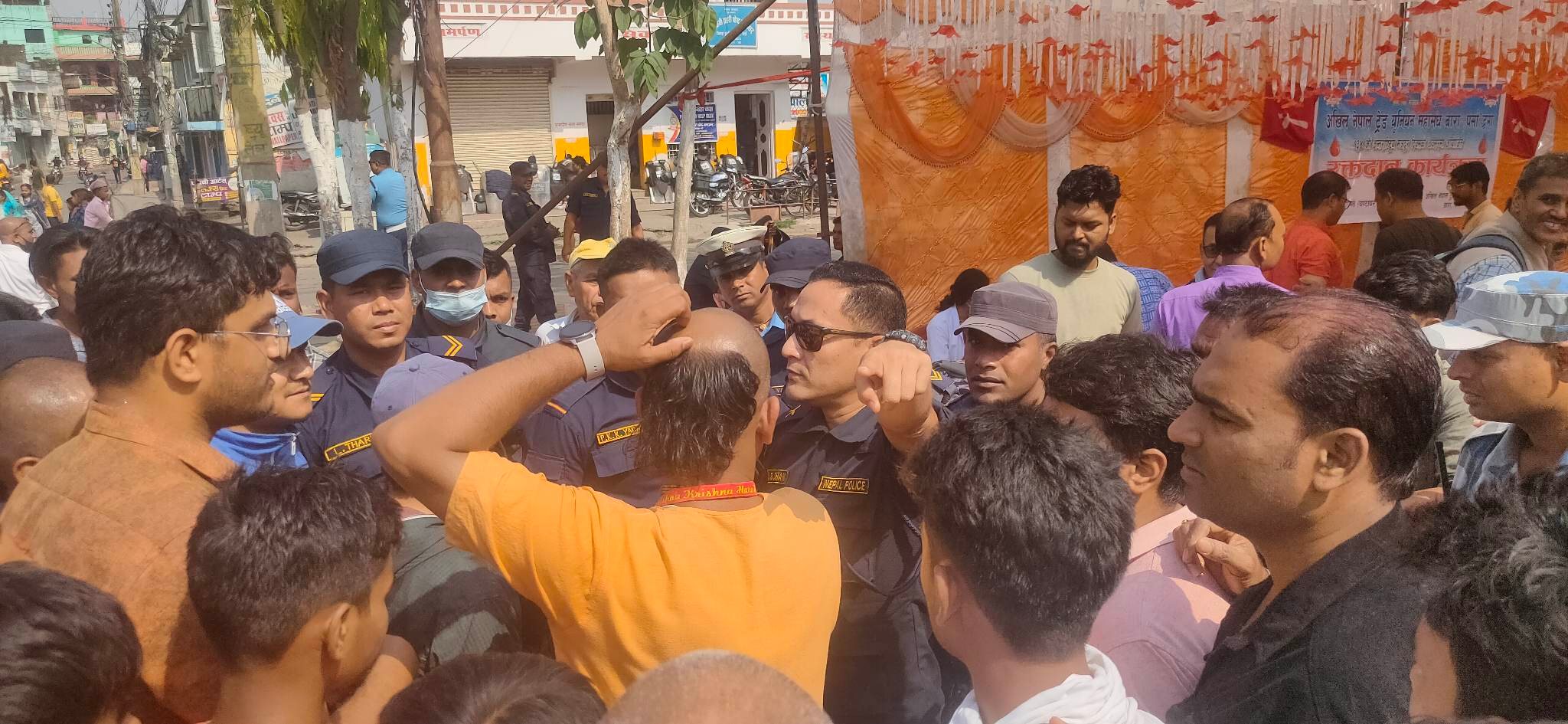“हरे राम हरे कृष्ण” भन्दै निकालिएको र्‍याली प्रहरीको नियन्त्रमा