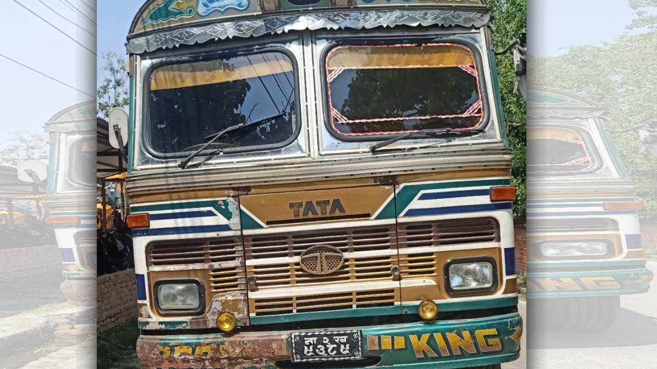खुद्रा, स्टेशनरी तथा कपडाहरु सहित ट्रक नियन्त्रणमा