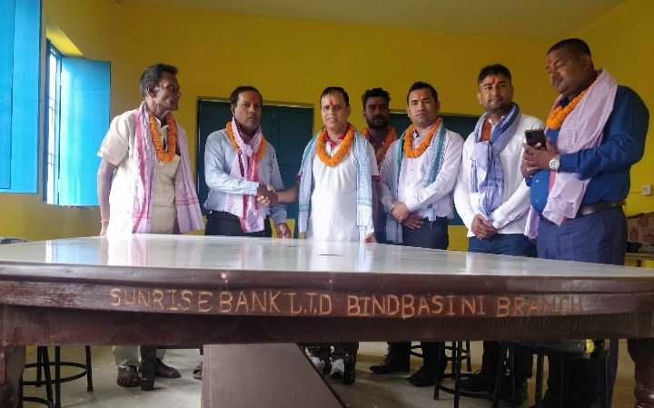 सनराईज बैँक द्धारा राउन्ड टेबल सहित कुर्सी हस्तान्तरण