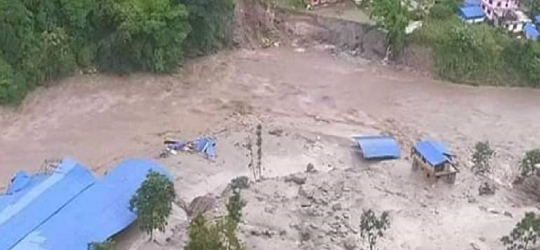 सङ्खुवासभाको हेवाखेलामा गए राति आएको बाढीले सात घर बगायो- १७ मजदुर सम्पर्कविहीन