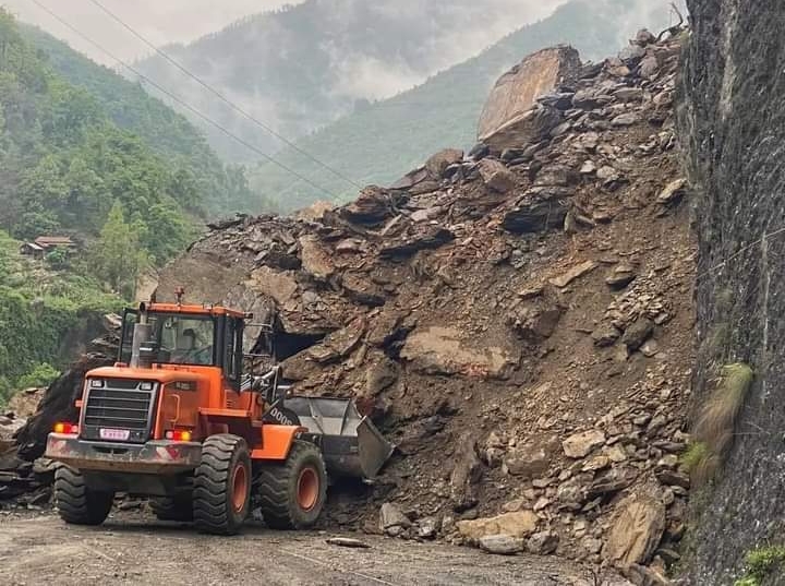 बाढी र पहिरोका कारण देशका विभिन्न स्थानमा करिब आधा दर्जन सडक अवरुद्ध