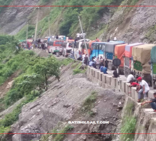 पहिरो खसेर नारायणगढ–मुग्लिन सडकखण्ड दुईतर्फी अवरुद्ध