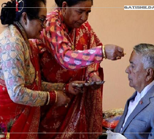 राष्ट्रपति रामचन्द्र पौडेलले बहिनीहरू शारदा पण्डित र चन्दा ओझाको हातबाट तिहारको टीका ग्रहण