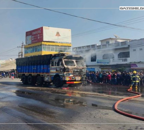 ट्रकको ठक्करबाट एक जनाको मृत्यु, आक्रोशित स्थानीय द्धारा ट्रकमा आगजनी