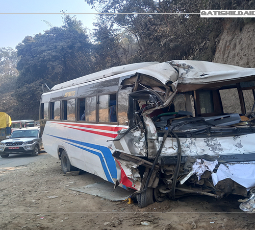 धादिङको बेनिघाटमा बस र ट्रक एकापसमा ठोक्किँदा २० जना घाइते, तीनजनाको अवस्था गम्भीर