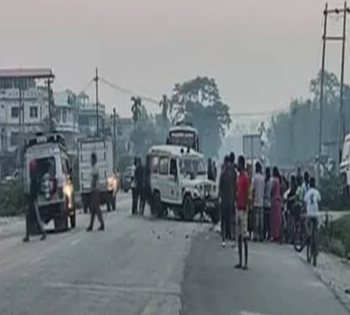 मोटरसाइकल र बोलेरो जीप एक आपसमा ठोकिदाँ मोटरसाइकलमा सवार तीन जनाको मृत्यु