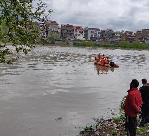 काश्मिरमा डुंगा दुर्घटना : १५ जना बेपत्ता