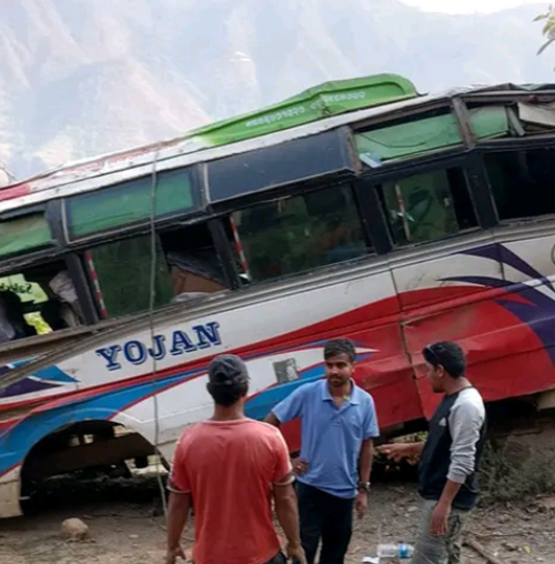 गुल्मीमा बस दुर्घटना सहचालकको मृत्यु, १२ जना घाइते