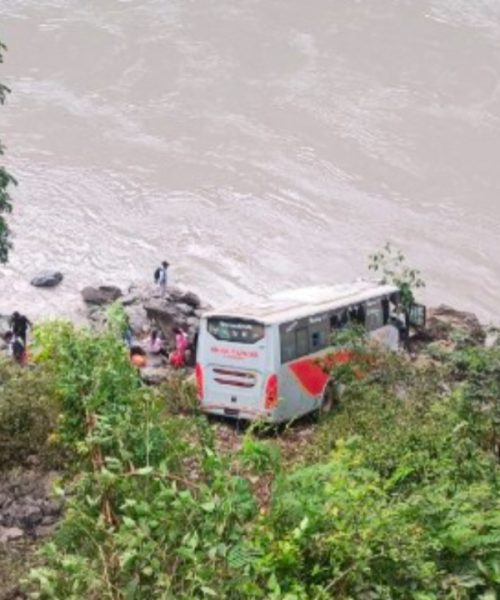 कारलाई जोगाउन खोज्दा बस त्रिशूली किनारमा खस्यो, घाइते २० मध्ये पाँच जना गम्भीर