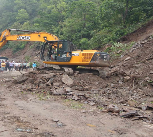 पृथ्वी राजमार्गको धादिङ खण्डमा विभिन्न स्थानमा पहिरो खस्दा  बाटो अवरुद्ध