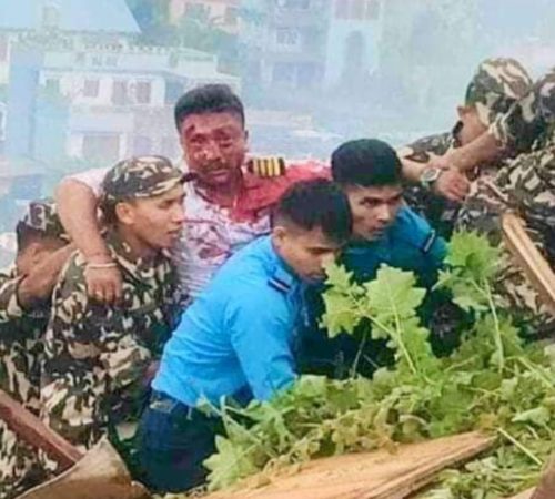 जाहाज दुर्घटना -विमान चालकलाई सकुशल उद्धार गर्ने ६ जना प्रहरी पुरस्कृत