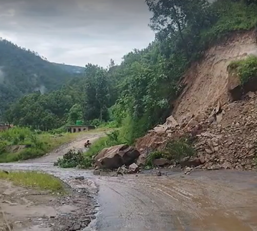 पृथ्वी राजमार्गको दर्जनौ स्थानमा पहिरोः सवारी आवगमनमा समस्या