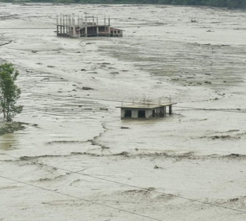 राप्ती नदिको बाढीमा फसेकामध्ये दुई जनाको सकुशल उद्दार, एक जना वेपत्ता