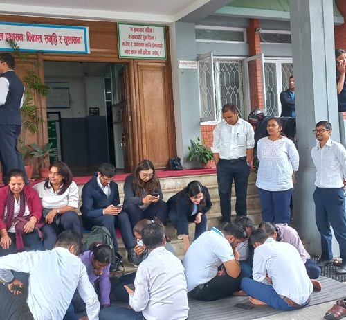 बाढी पहिरोले देश बिपद्मा परेकोबेला मन्त्रालयको मूलगेटमा लुडो खेलेर समय बिताउँदै आन्दोलनरत कर्मचारी