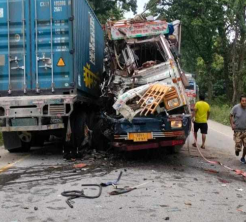 नारायणगढ–मुग्लिन भतेरीमा दुई वटा ट्रक आपसमा ठोक्किँदा दुई जनाको मृत्यु एक जना गम्भिर घाइते