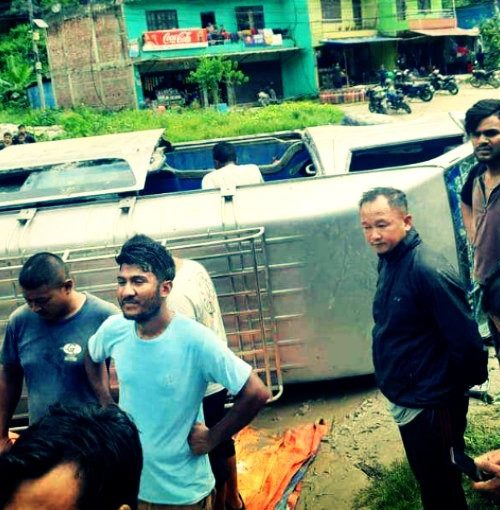 काठमाण्डौं- पोखरा हिनेको माईक्रो ईभी धादिङ मा दुर्घटना, १५ जना घाईते