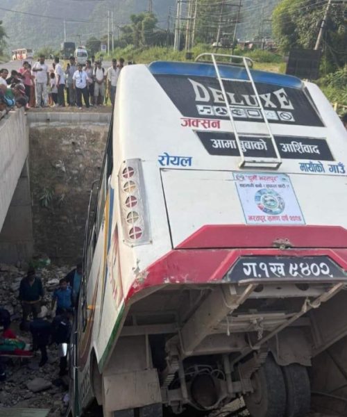 आबुखैरेनी सडकबाट खाेलामा बस खस्यो: ११ जना घाइते