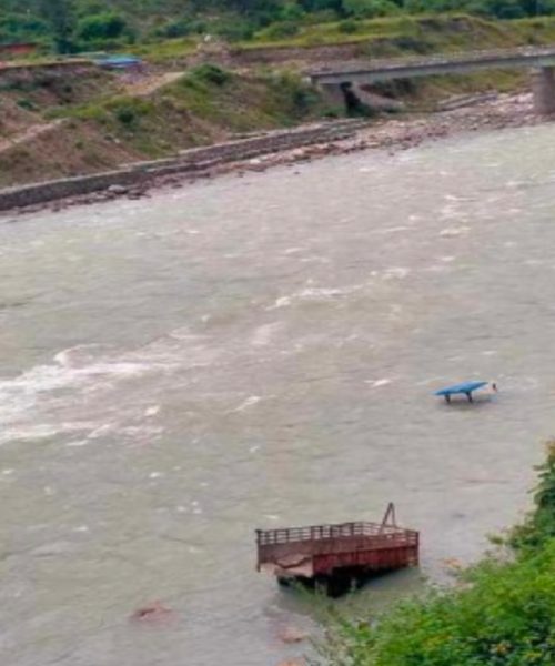 सेती नदीमा ट्याक्टर खस्यो