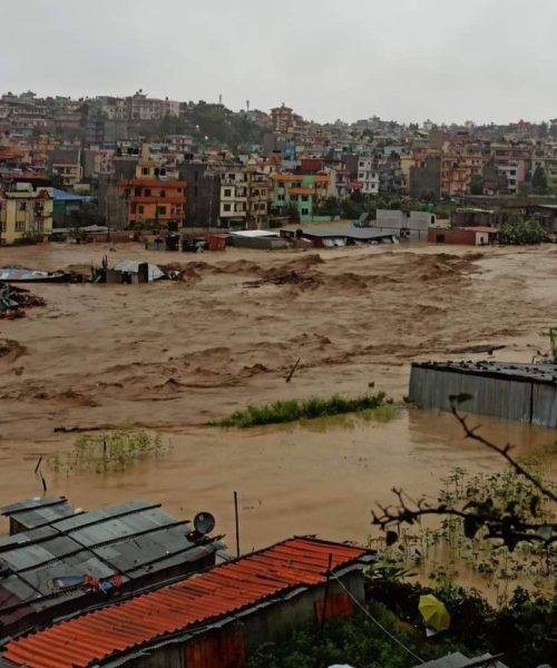 च्यासलमा रहेको एमाले मुख्यपार्टी कार्यालय डुवानमा, चुहिँदै गरेको बुलेट ग्यास पार्टी कार्यालय नजिक अड्कियो