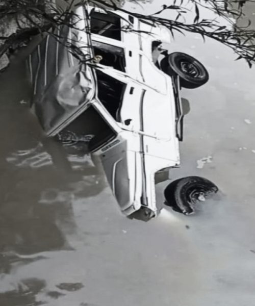 भोटेकोसी नदीमा बोलेरो खस्यो