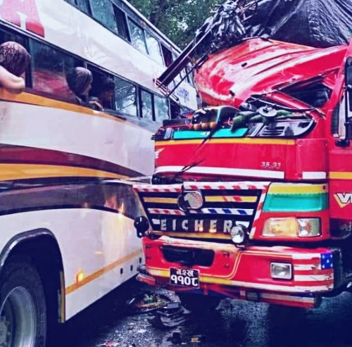 चितवन मुग्लनि-नारायणगढ सडकखण्डको सिमलतालमा बस र ट्रक ठोक्कियो