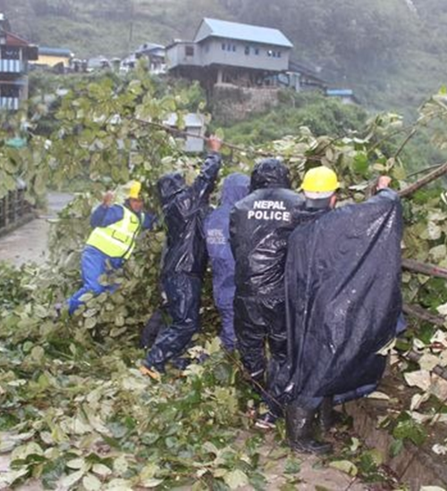 पहिरोले काठमाडौं जोड्ने सबै राजमार्ग अवरुद्ध