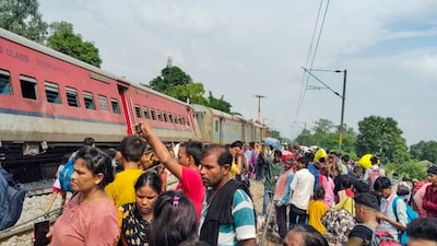भारतमा रेल दुर्घटना  ११ जनाको मृत्यु