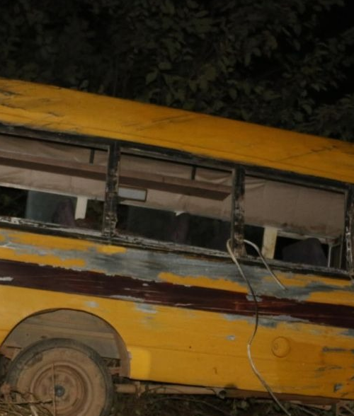 फर्पिङमा स्कुल बस दुर्घटना, दुई जनाको मृत्यु