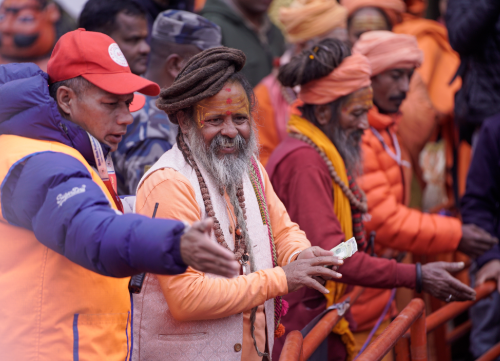 पशुपतिबाट साधुसन्तको बिदाइ, दुई सयदेखि नौ हजारसम्म दिइयो दक्षिणा