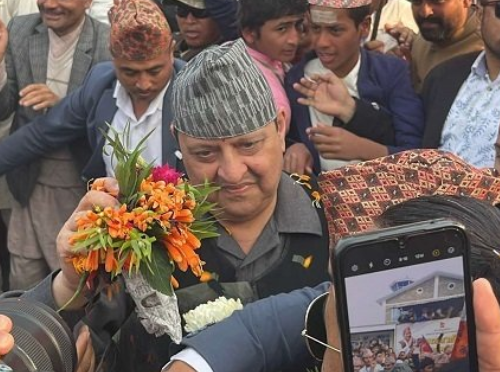बहिनी र छोरीका साथ कुलदेवताको पूजाका लागि स्याङ्जा आए पूर्वराजा ज्ञानेन्द्र शाह