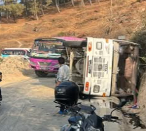 काभ्रेको धुलिखेलमा मं‌गलबार बिहान बस पल्टिँदा २४ जना घाइते