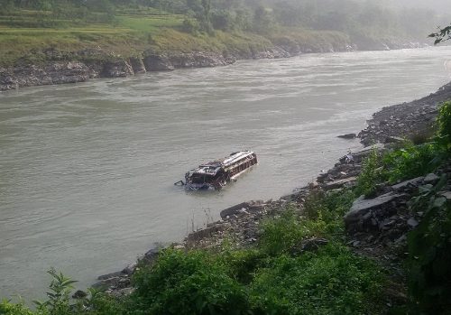 कोइला बोकेको ट्रक त्रिशूलीमा खस्यो, चालकको मृत्यु