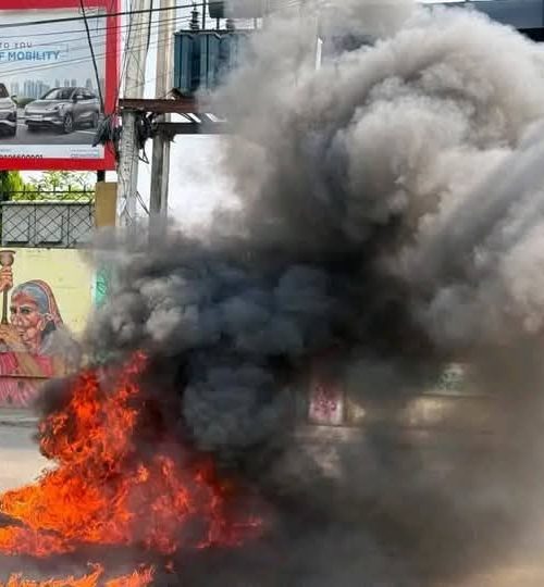 वीरगञ्ज झन् तनावग्रस्त- चोक- चोकमा टायर बालेर प्रदर्शन