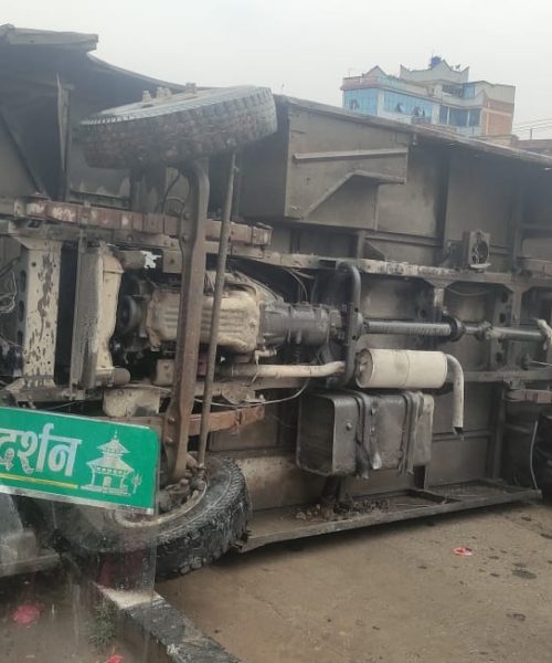 भक्तपुरको सल्लाघारीमा बीच सडकमा गाडि पल्टिँदा दुई जना घाइते