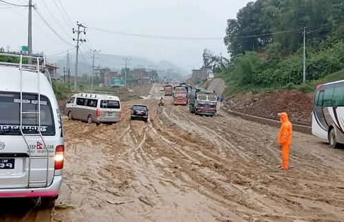 वर्षाको कारण विभिन्न राजमार्ग अवरुद्ध: सयौँ सवारी साधन र यात्रुहरू अलपत्र