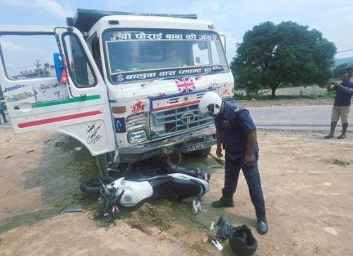 सर्लाहीको बागमतीमा टिपर र मोटरसाइकल ठोक्किँदा एकको मृत्यु, एक गम्भीर घाइते