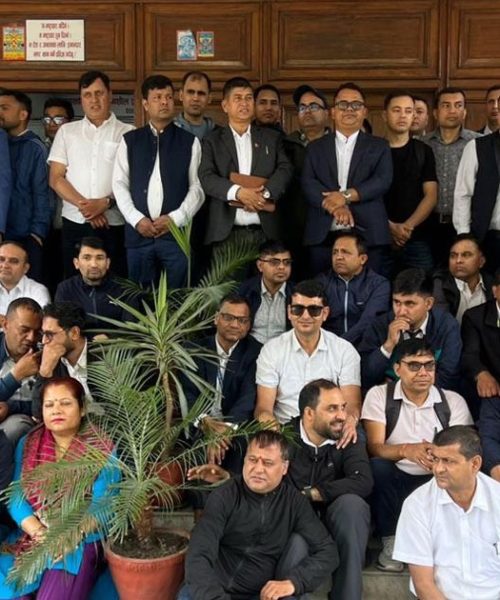 संघीय मामिला तथा सामान्य प्रशासन मन्त्रालय अगाडि धर्ना