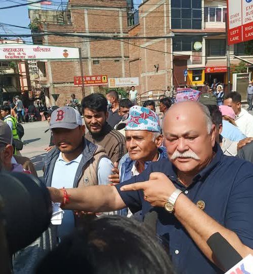 कमल थापालाई भेट्न प्रहरी परिसर पुगेका सिंहलाई पक्राउ