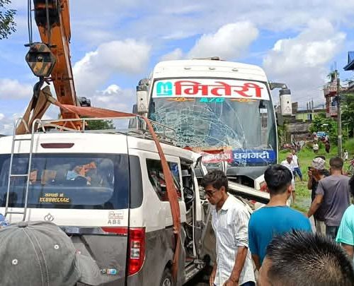 चितवनमा बस र माइक्रो ठोकिएर दुर्घटना, ७ जनाको मृत्यु, १८ जना घाइते